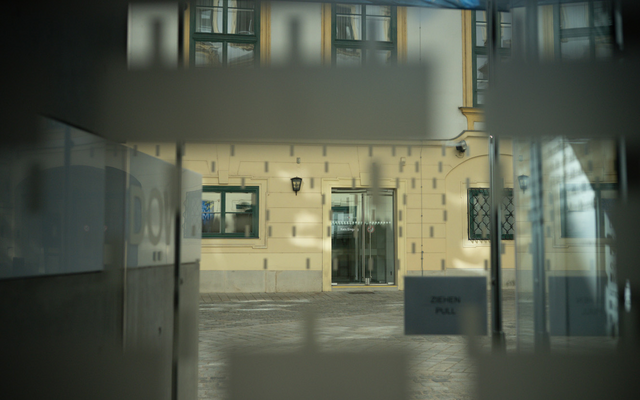 Blick durch die Eingangstür der DÖW-Dauerausstellung in den Hof des Alten Rathauses. Foto: DÖW, Daniel Shaked Blick durch die Eingangstür der DÖW-Dauerausstellung in den Hof des Alten Rathauses.