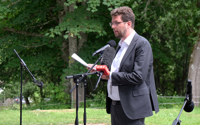 Andreas Kranebitter bei der Festrede anlässlich der jährlichen Gedenkfeier am Peršmanhof am 30. Juni 2024.