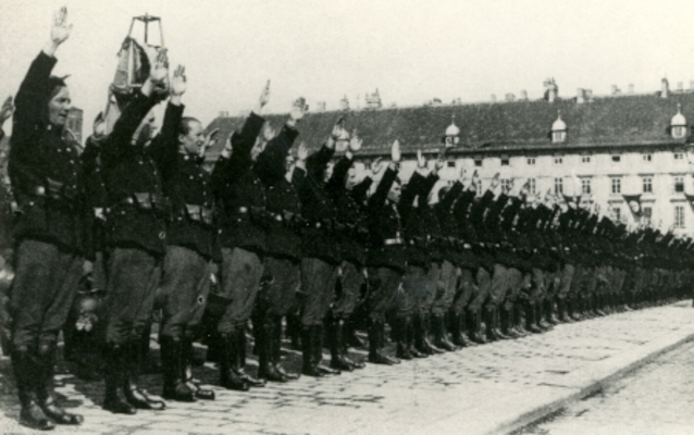 Vereidigung der Wiener Polizei am Heldenplatz, März 1938.