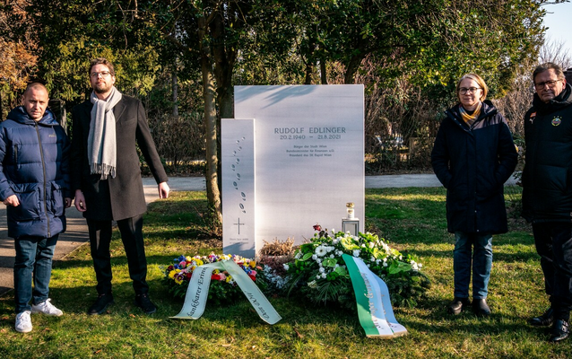 Gedenken an den Ehrenpräsidenten Rudolf Edlinger am Ehrengrab (Wiener Zentralfriedhof). Steffen Hofmann, Andreas Kranebitter, Michaela Schüchner und Alexander Wrabetz (von links nach rechts). 